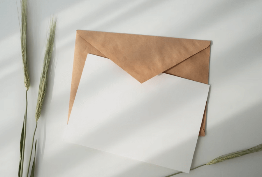 白い紙と茶色の封筒の写真